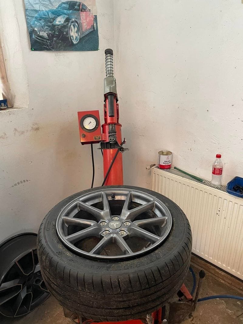 Tesla alufelni Michelin Pilot Sport gumival a szerelőgépen