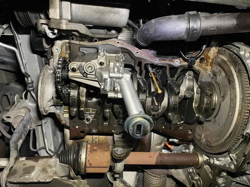 Motor alulról, leszerelt olajteknővel: főtengely és vezérműlánc látható