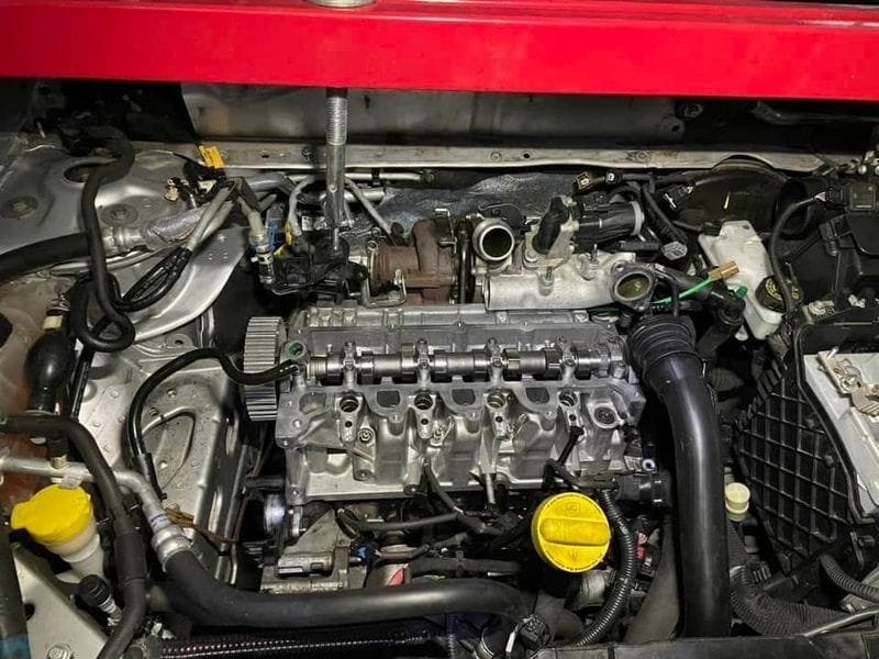 Motortérbe visszaszerelt, tiszta alumínium hengerfej vezérműtengellyel